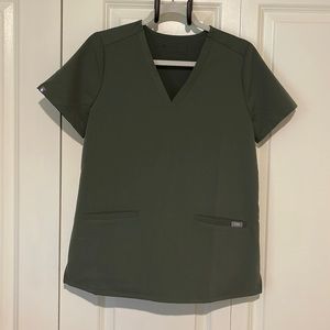 Figs Casma Three Pocket Scrub Top Moss- Size Small